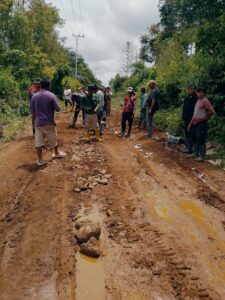 Masyarakat 3 Desa di Jangkat Timur Kompak Perbaiki Jalan Yang Rusak