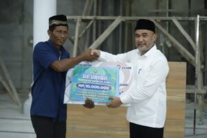 Safari Ramadhan di Sumber Harapan Bupati Bungo Serahkan Bantuan Masjid